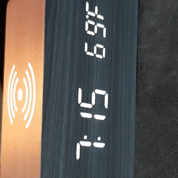 Van Sicklen 2 in 1 wireless charging alarm clock - Picture 4 of 5